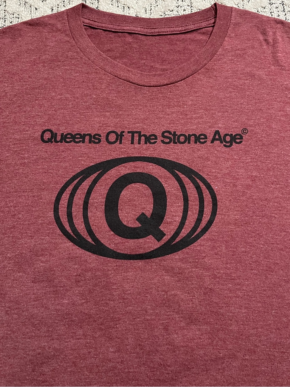 🎸 '17 Queens Of The Stone Age Band Spheric Simplisic Black Logo Soft Red Tee